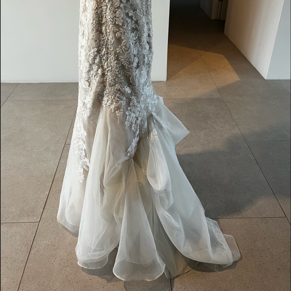 Beautiful wedding dress, veil and slip… worn once. - Picture 5 of 15